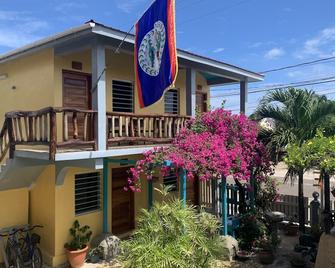 Grouper Room at All Seasons Guesthouse - Hopkins - Building
