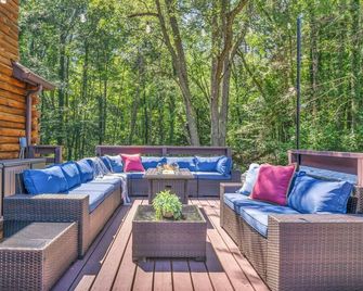 Winding Wood Log Cabin | Private Swim Pond | Hot Tub | Theater Room | Arcade Games | Fish | Boats - Hiram - Patio