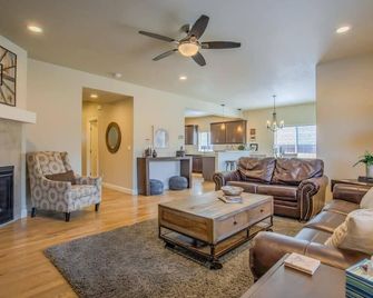 8BD Mnt Views Oasis Near Garden of The Gods Ideal for Groups - Colorado Springs - Sala de estar