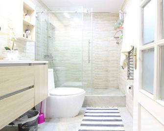 Excellent location less than 5 minutes walk to everything you need. - Madrid - Bany