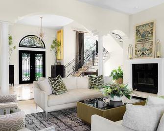 Carnley House: 4000 sq ft. Huge Pool with Amazing Outdoor Space! - Georgetown - Living room