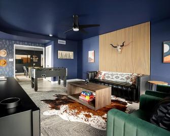 Basketball Court Heated Pool Mini Golf & More - Glendale - Living room