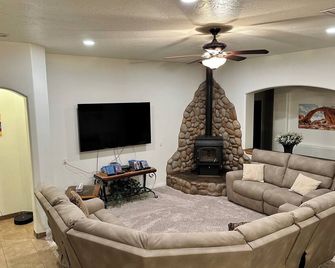 Spacious Home - Page - Wohnzimmer