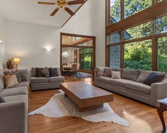 12,000 Sq. Ft. Home on 15 hunting acres with an in-door pool and sauna - Burlington - Wohnzimmer