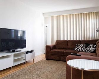 Spacious, Modern 2 Bedroom, 20mins to Downtown - Montreal - Living room
