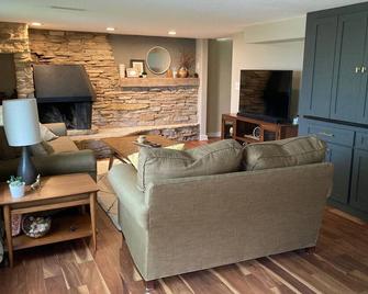 Pewaukee Lake View - Convenient Location - Indoor And Outdoor Spaces! - Pewaukee - Living room
