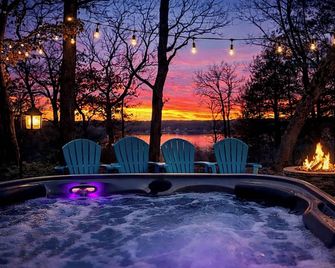 Luxury Lake Home, Amazing Views, Resort Amenities - Osage Beach