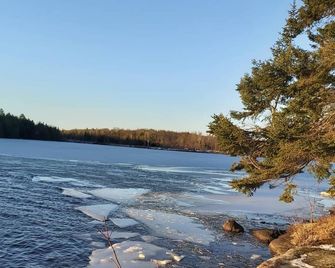 Ahmic Lake Resort's 3-Bedroom Cottage (Red Fox Cottage) - Magnetawan - Beach