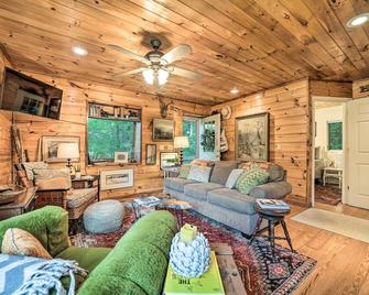 Highlands Cabin on Buck Creek about 8 Mi to Town! - Highlands - Living room
