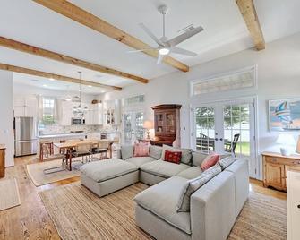 Sunday House @ Cockleburr Cove on Inks Lake - Lakefront property w/boat dock - Burnet - Living room