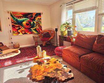 Artistic Home in Lewisburg - Lewisburg - Living room