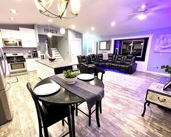 Fully remodeled, centrally located, family friendly home - Wasilla - Dining room