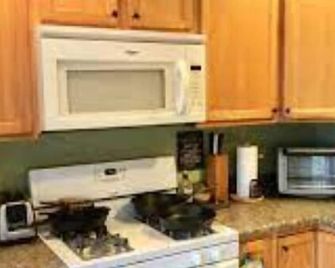 'Buffalo' Guestroom at farmstay glamping bed & breakfast on 11 park-like acres - Bryson City - Kitchen