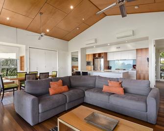O'Reilly's Rainforest Retreat - Canungra - Living room
