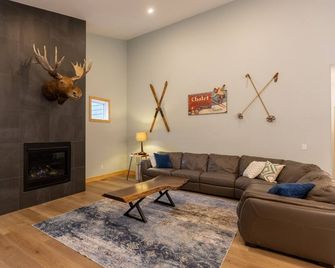 Moose Lodge by Fernie Central Reservations - Fernie - Living room