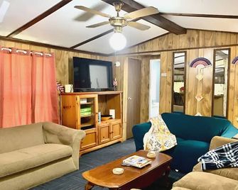 Gene's Retreat, charming lakeside 3 bed 2 bath peaceful home near Ft Gibson Lake - Fort Gibson - Living room