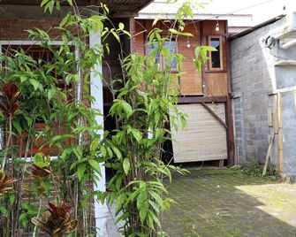 Chrisma Bed and Breakfast - Tomohon - Dış görünüm