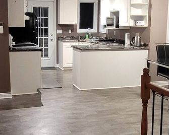 Rustic Charm meets Modern Comfy - Dieppe - Kuchnia