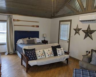 Quaint Cottage in Birdsong Creek/KY Lake/TN River. Short and Long-term rental - Camden - Bedroom