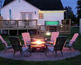 Hot Tub House Kipling Cottages Deck Fire Pit Sauna 2 bed/ 1 bath Smart TVs WiFi - Gladstone - Patio