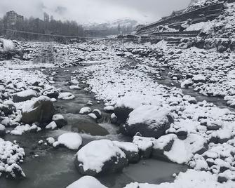 Wind Chimes Family Guest House Welcomes You - Manali - Building