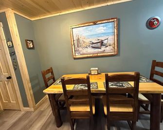 Cabin Fever! Outdoor Hot Tub Snowmobile Trails Ski Sxs Trails Pools Lakes - Gaylord - Dining room