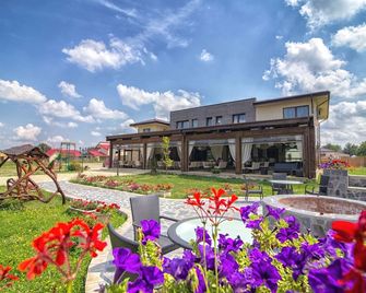 Armonia by Aristocratis - Tîrgu Neamţ - Building