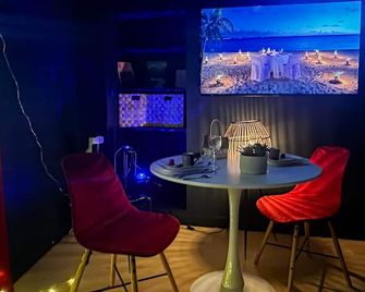 Loveroom Adults Only jacuzzi vieille ville Annecy - Annecy - Comedor