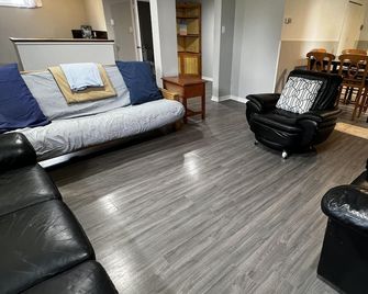 Dock Life Beach 1 - Walkout to River, 5 bdrm, 14 ppl, 3 min walk to Beach, Sauna - Wasaga Beach - Living room
