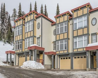 Deluxe 3 Bedroom/3 Bath Townhome, Garage, Laundry, Close to Village and Trails - Lumby - Building