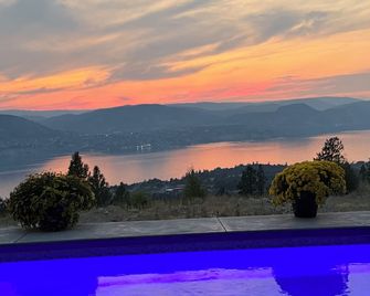 Naramata Dreaming: Wine Country Deck Suite w/ Heated Pool & Trail Access - Naramata - Pool
