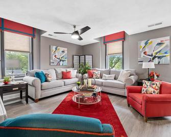 Zionsville Historical Retreat - Zionsville - Living room
