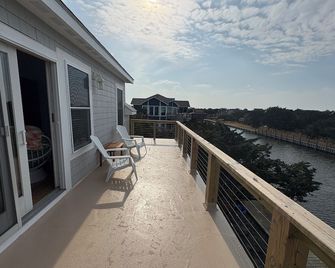 Charming Waterfront Pet-Friendly 1-bedroom apartment with AC & WiFi on Ocracoke - Ocracoke - Balcón