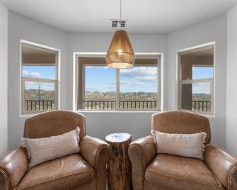 Rancho Vista, Luxury living near downtown, w/stalls - Wickenburg - Huiskamer