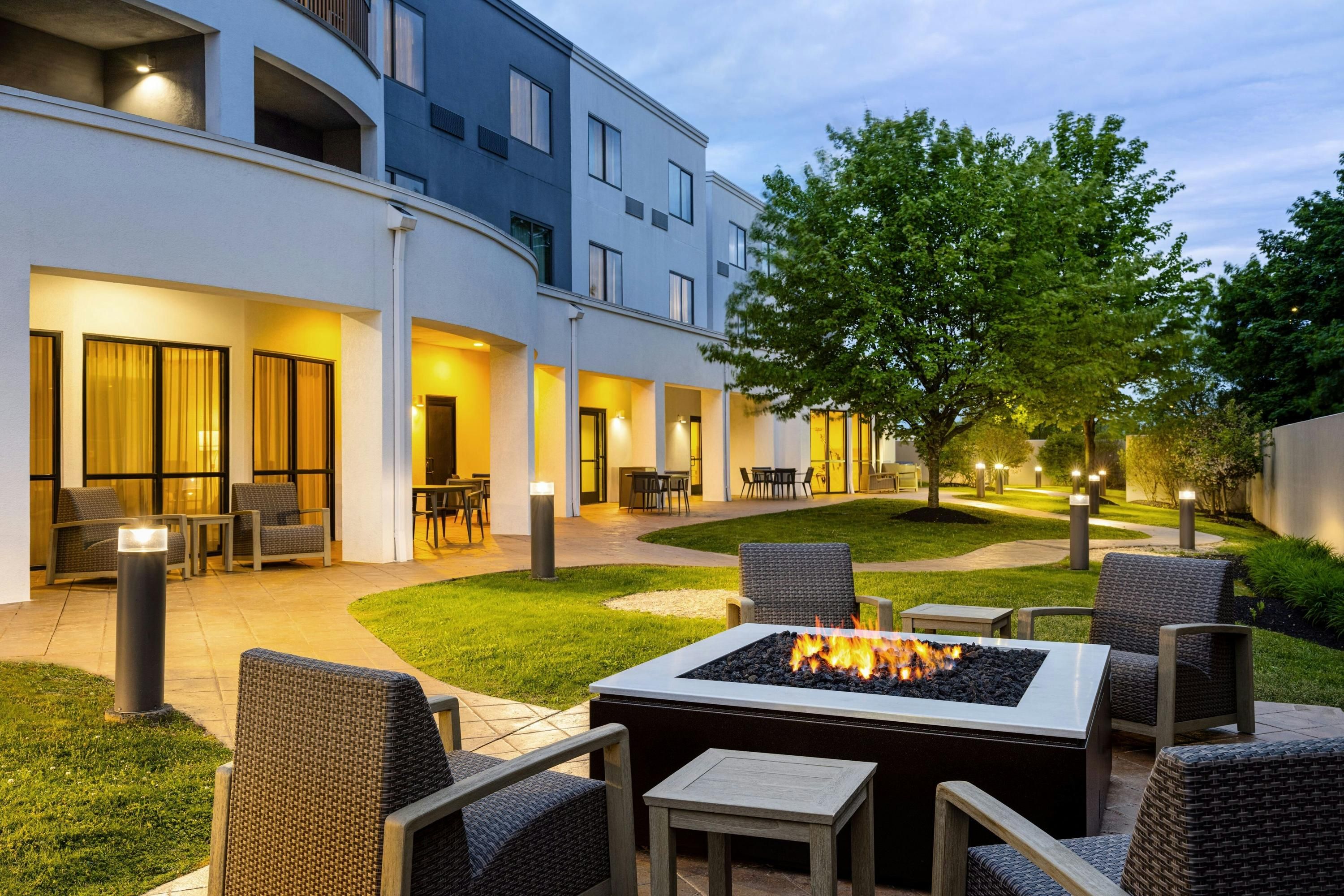 Courtyard by Marriott Kingston - קינגסטון - פטיו