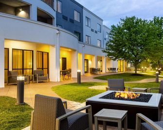 Courtyard by Marriott Kingston - Kingston - Pátio