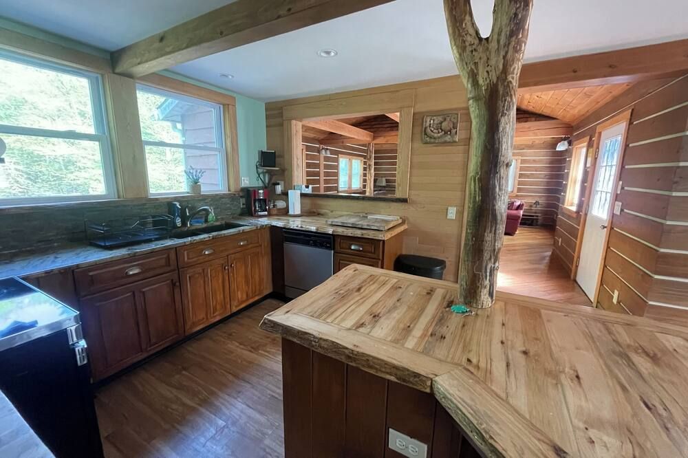 Private Lake, Swimming pond on property, Hot tub, fire pit, grill, pet friendly
