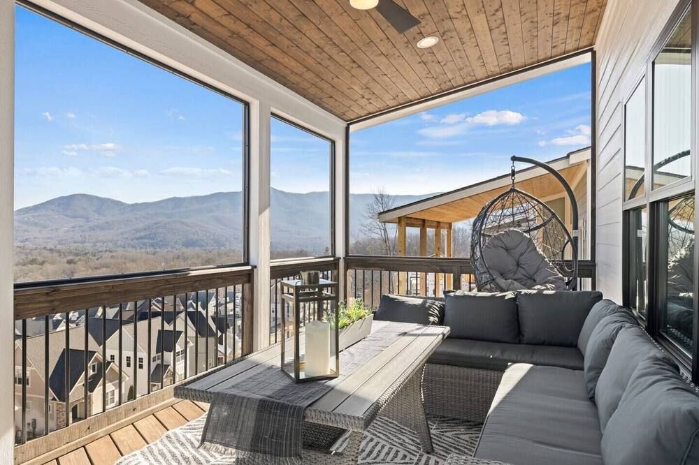 Spring rates!Hot tub! Views!! Lux Home!Near AVL! - Black Mountain - Balcony