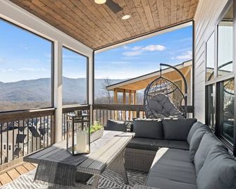 Spring rates!Hot tub! Views!! Lux Home!Near AVL! - Black Mountain - Balcony