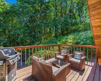 A chalet-style cabin set atop the Red Hills of Dundee in The Willamette Valley - Dundee - Balcony