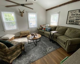 Downtown Binghamton Loft Style Living - Binghamton - Living room