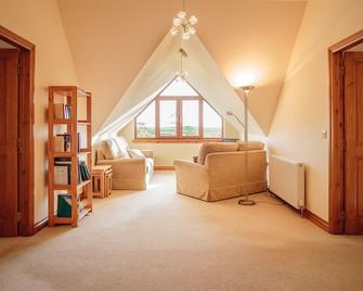 Family house surrounded by lawn and woodlands with countryside views. - Stranraer - Sala de estar