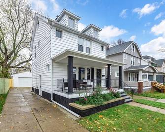 Newly Renovated and Designed Near Downtown - Cleveland - Building