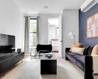 Deluxe Cobble Hill 2BR w/ W/D, near TJ, by Blueground - Brooklyn - Living room