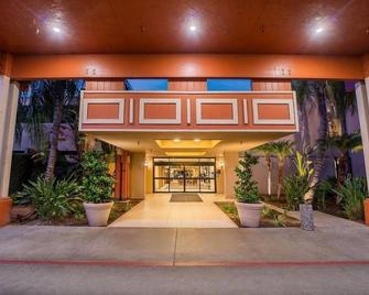 Quick Fresno Stay – 3 Affordable Units w/ Airport Shuttle & Nearby Dining - Fresno - Budova