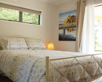 Northala Cottage; your private self-contained home - FREE Wi-Fi - Hastings - Bedroom