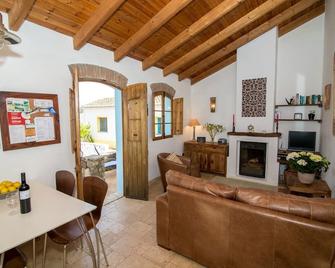 Beautiful 1 bed and 1 bath property set in the centre of the traditional village of Vilarinha - Bordeira - Living room