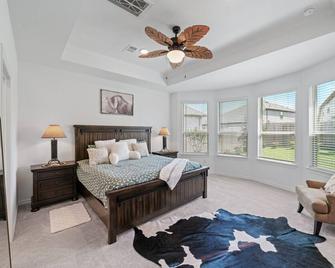 Lovely 4-bedroom Texan House ! - Shenandoah - Bedroom