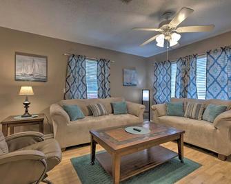 Breezy Gulfport Getaway Less Than 1 Mile to Beach and Casino - Gulfport - Living room