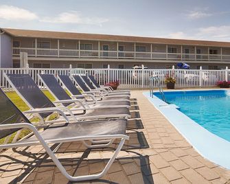New Englander Inn Bennington - Bennington - Pool